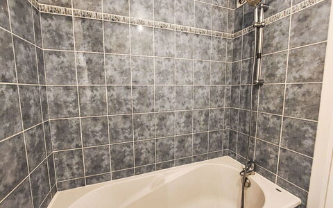 Les Demeures du Parc: Salle De Bains, Luminaire Plomberie, Baignoire, Sol, Sol, Plomberie, Tuile, Composite, Douche, Robinet