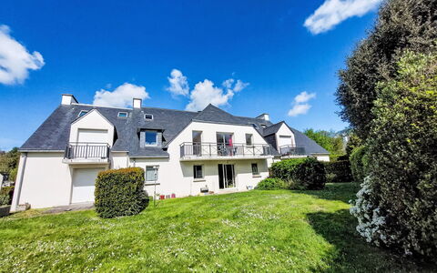 Les Demeures du Parc: Bleu, Arbuste, Domicile, Biens, Pelouse, Chalet, Aménagement Paysager, Jardin, Manoir, Banlieue