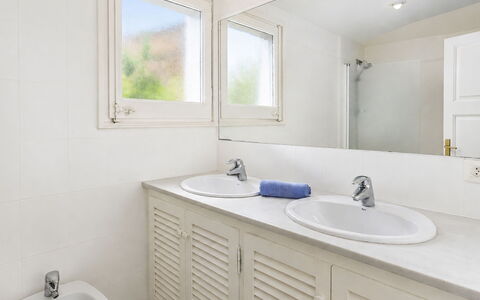 Country Club Family: Sol, Luminaire Plomberie, Lavabo, Sol, Évier, Design Intérieur, Robinet, Armoire De Toilette, Salle De Bains, Plafond