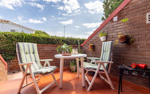 Mila: Mobilier De Jardin, Jardin, Tableau De Plein Air, Chaise, Ombre, Aménagement Paysager, Arrière-Cour, Cour, Eco Hôtel, Table Cuisine Et Salle A Manger