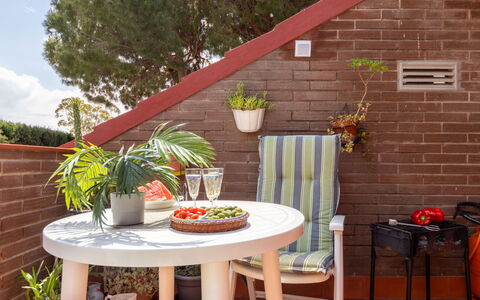 Mila: Mobilier De Jardin, Jardin, Tableau De Plein Air, Chaise, Ombre, Aménagement Paysager, Arrière-Cour, Cour, Eco Hôtel, Table Cuisine Et Salle A Manger