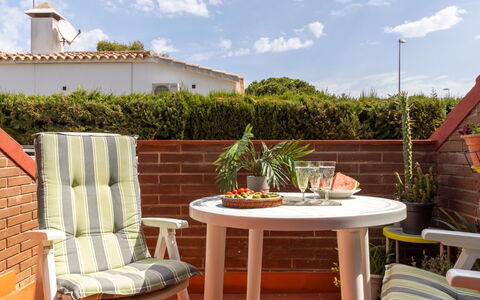 Mila: Mobilier De Jardin, Jardin, Tableau De Plein Air, Chaise, Ombre, Aménagement Paysager, Arrière-Cour, Cour, Eco Hôtel, Table Cuisine Et Salle A Manger