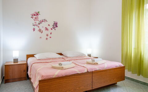 Mare Croatia: Mobilier De Jardin, Jardin, Tableau De Plein Air, Chaise, Ombre, Aménagement Paysager, Arrière-Cour, Cour, Eco Hôtel, Table Cuisine Et Salle A Manger