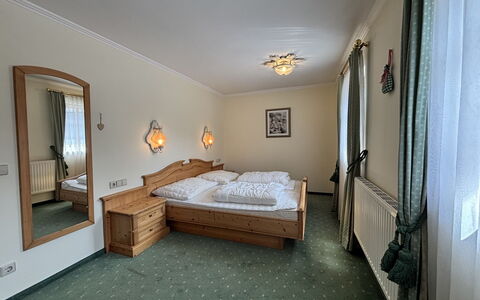 Christoph: Lit, Meubles, Design Intérieur, Chambre, Plafond, Pièce, Drap De Lit, Literie, Cadre De Lit, Sol