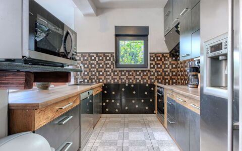 Acquila: Cuisine, Comptoir, Principaux Appliance, Appareil De Cuisine, Design Intérieur, Sol, Cuisinière, Cabinetry, Plafond, Sol