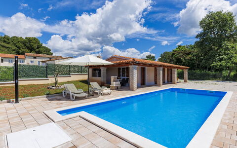 Santina: Bleu, Piscine, Recours, Composite, Loisir, Eco Hôtel, Biens, Ombre, Mobilier De Jardin, Parapluie