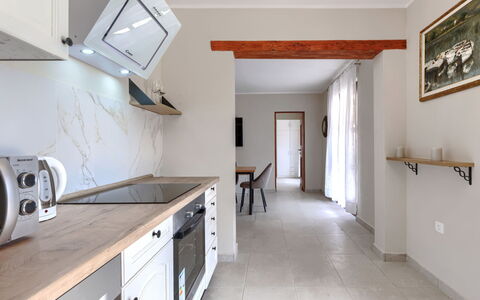 Santina: Meubles, Sol, Design Intérieur, Comptoir, Bois, Plafond, Sol, Cabinetry, Pièce, Cuisine