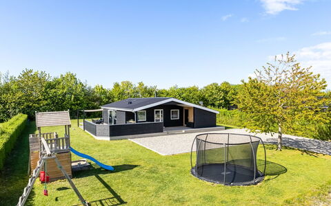 Helmtrud - 700M from the Sea: Toit, Maison, Domicile, Chalet, Porte, Siding, Plate-Forme, Porche, Planche, Dur