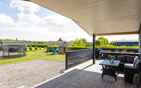 Helmtrud - 700M from the Sea: Toit, Maison, Domicile, Chalet, Porte, Siding, Plate-Forme, Porche, Planche, Dur