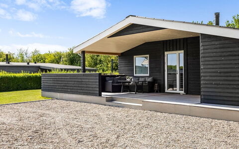 Helmtrud - 700M from the Sea: Toit, Maison, Domicile, Chalet, Porte, Siding, Plate-Forme, Porche, Planche, Dur