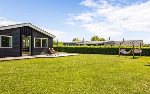 Helmtrud - 700M from the Sea: Toit, Maison, Domicile, Chalet, Porte, Siding, Plate-Forme, Porche, Planche, Dur