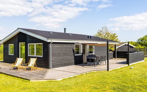 Helmtrud - 700M from the Sea: Toit, Maison, Domicile, Chalet, Porte, Siding, Plate-Forme, Porche, Planche, Dur