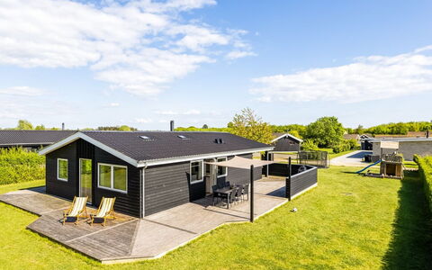 Helmtrud - 700M from the Sea: Toit, Maison, Domicile, Chalet, Porte, Siding, Plate-Forme, Porche, Planche, Dur
