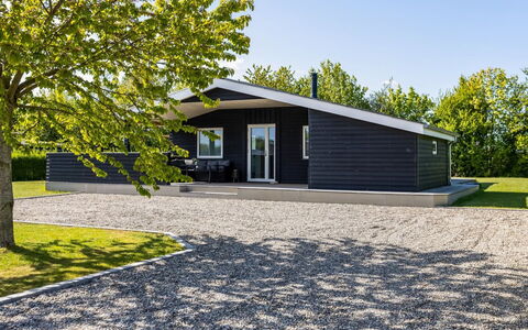Helmtrud - 700M from the Sea: Toit, Maison, Domicile, Chalet, Porte, Siding, Plate-Forme, Porche, Planche, Dur