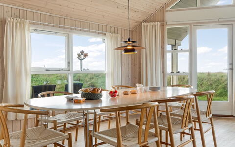 Tilje - 80M from the Sea: Meubles, Bois, Sol, Parquet, Table Cuisine Et Salle A Manger, Table, Sol, Salle À Manger, Design Intérieur, Chaise