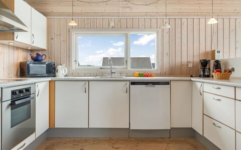 Tilje - 80M from the Sea: Bois, Cuisine, Sol, Comptoir, Appareil De Cuisine, Design Intérieur, Domicile, Plafond, Principaux Appliance, Tache De Bois