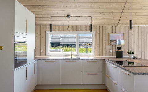 Tilje - 80M from the Sea: Cuisine, Sol, Bois, Comptoir, Design Intérieur, Parquet, Plafond, Sol, Cabinetry, Appareil De Cuisine