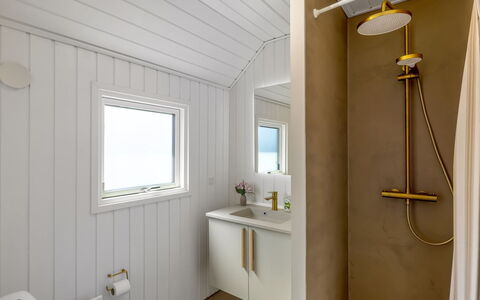 Tilje - 80M from the Sea: Bois, Luminaire Plomberie, Sol, Plafond, Sol, Salle De Bains, Plomberie, Toilette, Pièce, Robinet