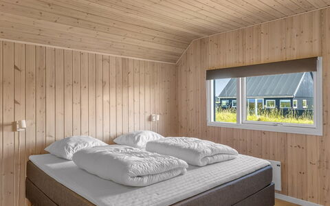 Tilje - 80M from the Sea: Bois, Chambre, Plafond, Sol, Design Intérieur, Sol, Lit, Literie, Drap De Lit, Cadre De Lit