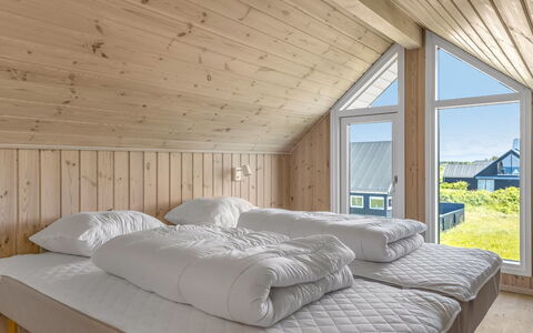Tilje - 80M from the Sea: Bois, Chambre, Domicile, Literie, Lit, Linge, Dur, Cadre De Lit, Planche, Drap De Lit