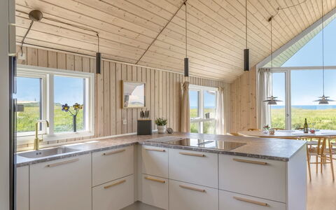 Tilje - 80M from the Sea: Bois, Plafond, Sol, Cuisine, Domicile, Dur, Comptoir, Parquet, Luminaire, Tache De Bois