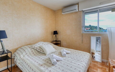 La Ciotat 28: Lit, Meubles, Chambre, Mur, Literie, Drap De Lit, Design Intérieur, Sol, Bois, Sol