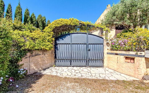 La Coustelline: Mur, Arbuste, Porte, Jardin, Allée, Aménagement Paysager, Ombre, Passerelle, Clôture