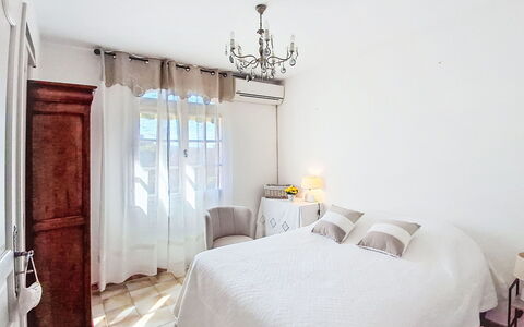 La Coustelline: Meubles, Lit, Chambre, Design Intérieur, Literie, Sol, Drap De Lit, Linge, Sol, Textile