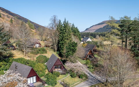 Sandpiper Lodge: Arbre, Feuille, Montagnes Relief, Végétation, Maison, Arbuste, Paysage, Montagnes, Colline