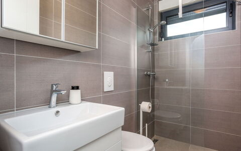 Larus: Salle De Bains, Luminaire Plomberie, Sol, Design Intérieur, Sol, Plomberie, Lavabo, Toilette, Évier, Robinet