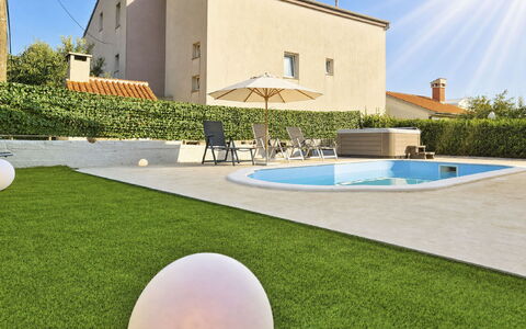 Helen: Herbe, Jardin, Pelouse, Aménagement Paysager, Gazon Artificiel, Cour, Arrière-Cour, Ombre, Cour, Villa