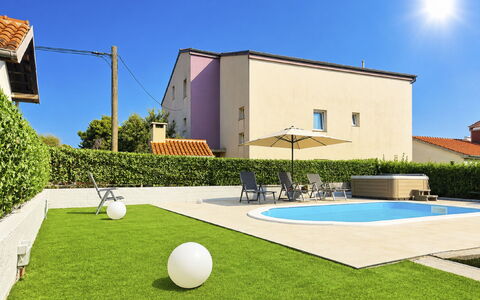 Helen: Herbe, Piscine, Jardin, Pelouse, Loisir, Gazon Artificiel, Cour, Aménagement Paysager, Arrière-Cour, Ombre
