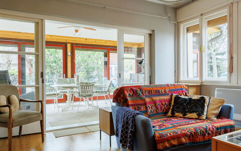 Sundown Beach: Meubles, Design Intérieur, Sol, Sol, Bois, Plafond, Canapé, Pièce, Chaise, Salon