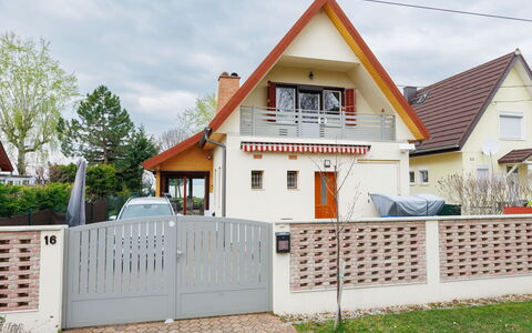 Sundown Beach: Bâtiment, Maison, Toit, Zone Résidentielle, Domicile, Façade, Porte, Chalet, Porte, Siding
