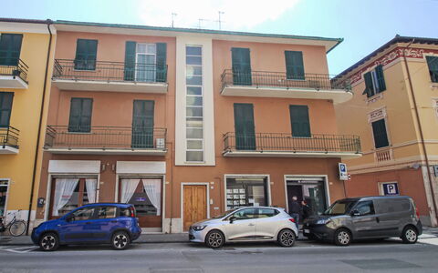 Via Nazionale: Fenêtre, Bâtiment, Véhicule À Moteur, Automotive Exterieur, Voiture, Quartier, Appartement, Ville