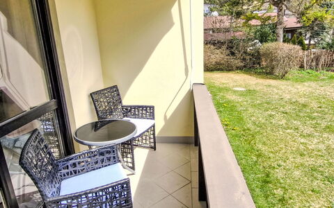 Bergnest: Sol, Design Intérieur, Sol, Meubles, Ombre, Chaise, Balcon, Tache De Bois, Porche