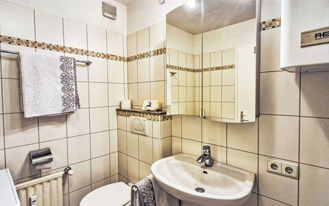 Bergnest: Design Intérieur, Pièce, Sol, Appartement, Luminaire Plomberie, Plomberie, Évier, Salle De Bains, Lit, Toilette