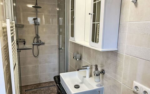 Hammel: Salle De Bains, Lavabo, Luminaire Plomberie, Évier, Sol, Toilette, Robinet, Design Intérieur, Sol, Plomberie