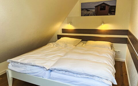 Dat Huus: Lit, Chambre, Literie, Drap De Lit, Sol, Sol, Bois, Design Intérieur, Cadre De Lit, Pièce