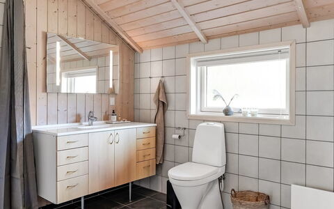 Truels - 30Km from the Sea: Sol, Luminaire Plomberie, Sol, Évier, Bois, Design Intérieur, Salle De Bains, Robinet, Lavabo, Plafond