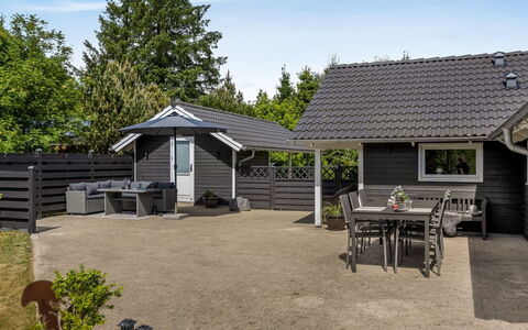 Truels - 30Km from the Sea: Toit, Maison, Domicile, Siding, Chalet, Ombre, Batiments Jardin, Cour, Arrière-Cour, Jardin