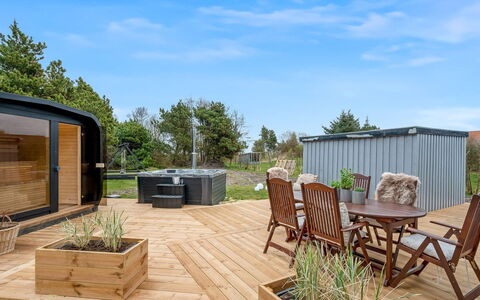 Heike - 700M to the Fjord: Maison, Domicile, Toit, Chalet, Biens, Aménagement Paysager, Batiments Jardin, Siding, Ferme