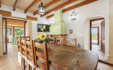 Son Bosc: Meubles, Design Intérieur, Bois, Sol, Table, Salle À Manger, Table Cuisine Et Salle A Manger, Plafond, Sol, Pièce
