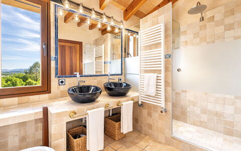Son Bosc: Sol, Design Intérieur, Luminaire Plomberie, Bois, Sol, Salle De Bains, Meubles, Évier, Robinet, Éclairage