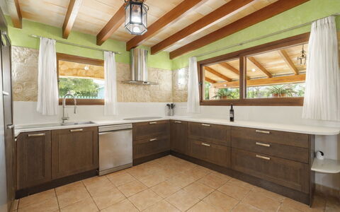 Son Bosc: Cuisine, Comptoir, Design Intérieur, Cabinetry, Sol, Bois, Plafond, Meubles, Sol, Évier