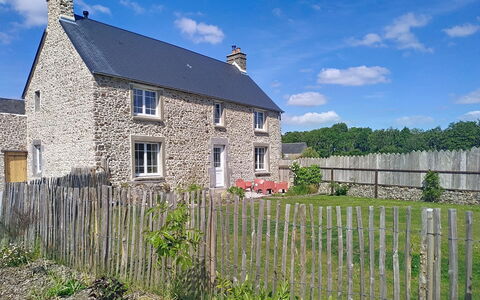 L'Ansnevilla: Chalet, Maison, Lot Terre, Zone Rurale, Toit, Établissements Humains, Ferme, Mur De Pierre, Clôture