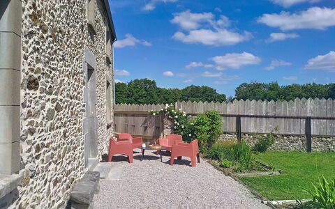 L'Ansnevilla: Mur, Chalet, Porte, Jardin, Ferme, Pelouse, Béton, Cour, Aménagement Paysager, Mur De Pierre