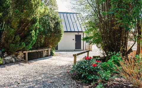 Wayside Loft: Arbuste, Domicile, Chalet, Toit, Jardin, Ombre, Allée, Aménagement Paysager, Batiments Jardin, Siding