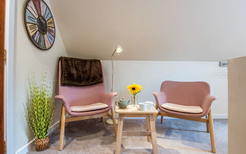 Wayside Loft: Meubles, Design Intérieur, Sol, Chaise, Bois, Sol, Parquet, Domicile, Pièce, Salon