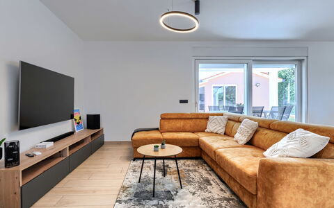 Villa Fortuna: Meubles, Design Intérieur, Canapé, Sol, Bois, Salon, Sol, Plafond, Domicile, Éclairage